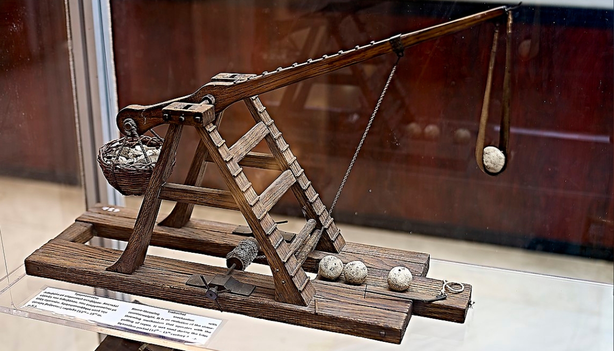 Stone-throwing mechanism with counterweight. It is an evolution of the stone-throwing mechanism that operates with the pulling of ropes. It was used during the later Byzantine period (12th - 15th century A.D.).

Athens War Museum. 