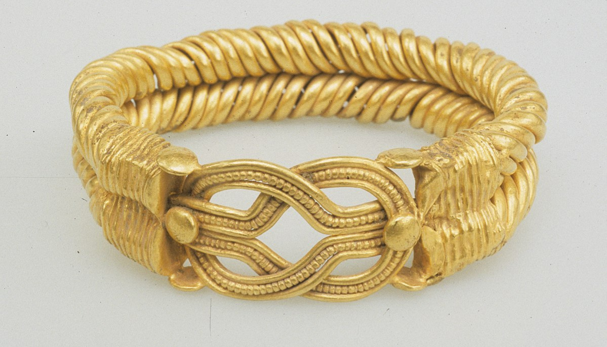 Bracelet with spirally twisted strands and a Herakles knot at the bezel
